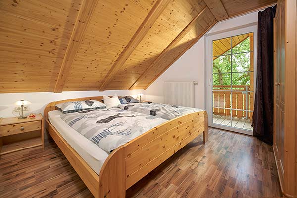 2. Schlafzimmer mit Doppelbett und Balkon