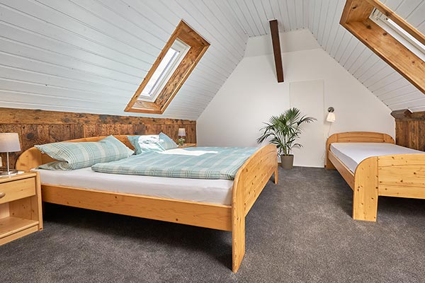 Schlafzimmer mit Doppelbett und Einzelbett