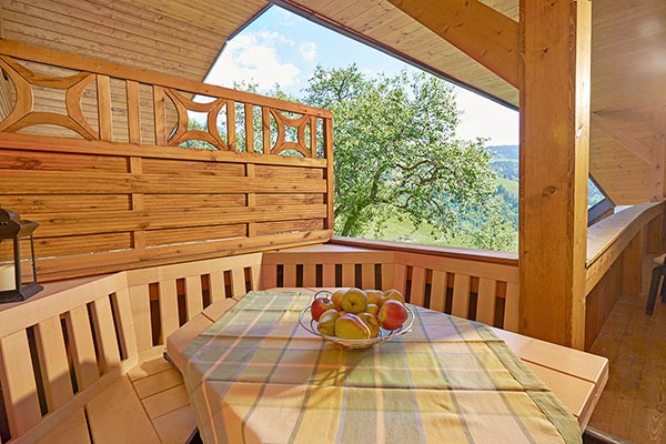 Überdachter Balkon mit herrlicher Sitzecke