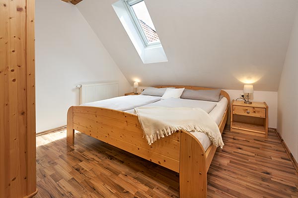 Schlafzimmer mit Doppelbett